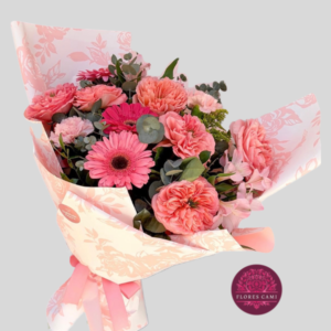 Rosas de Jardín y Yerberas en Ramo