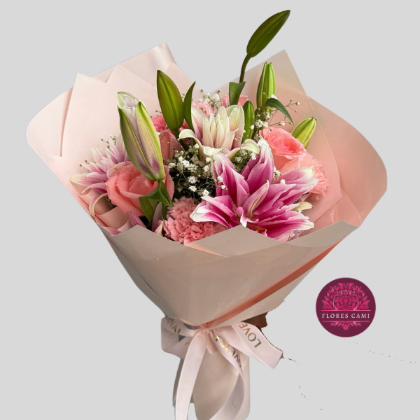 Detalle en Ramo con Flores Rosadas